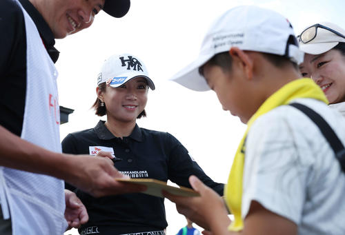 ファンに笑顔でサインをするイ・ボミ（撮影・宮地輝）