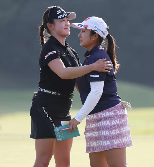 2日目を終え、抱擁を交わす岩井千（左）と阿部（撮影・宮地輝）