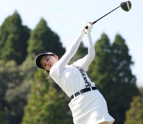 9番、ティーショットを放つ川崎（撮影・宮地輝）