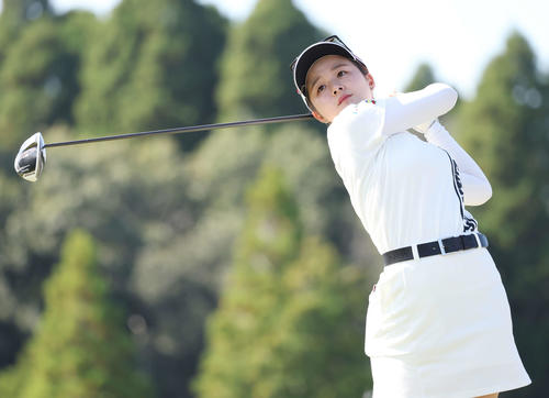 9番、ティーショットを放つ川崎（撮影・宮地輝）