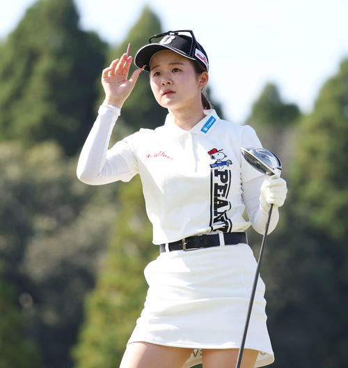 9番、ティーショットを放ち、打球の行方を確認する川崎（撮影・宮地輝）