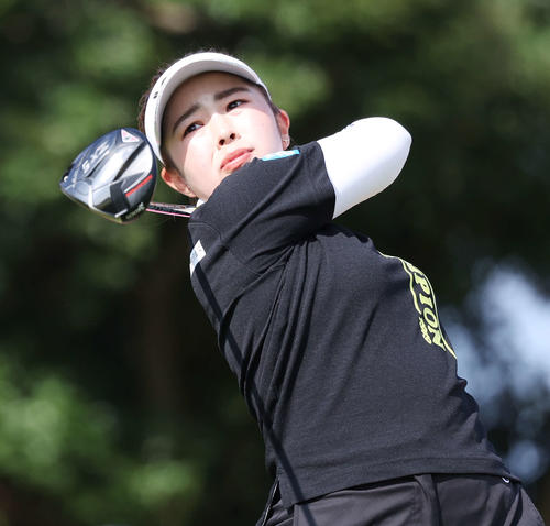 14番、ティーショットを放つ山下（撮影・宮地輝）