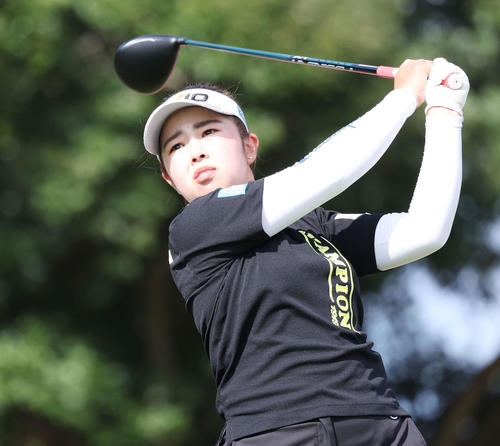 14番、ティーショットを放つ山下（撮影・宮地輝）