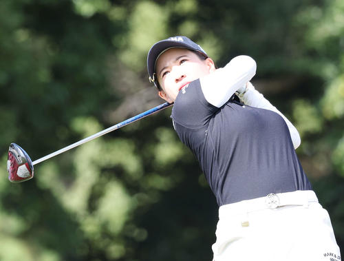 14番、ティーショットを放つ永井（撮影・宮地輝）