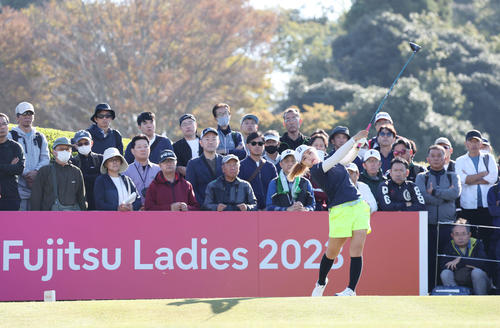 10番、大勢のギャラリーが見つめる中、ティーショットを放つ古江（撮影・宮地輝）