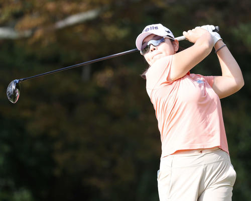 16番、ティーショットを放つイ・ミニョン（撮影・宮地輝）