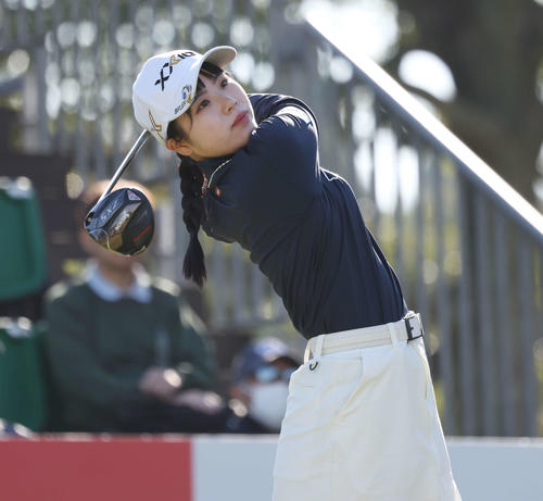 1番、ティーショットを放つ尾関（撮影・宮地輝）