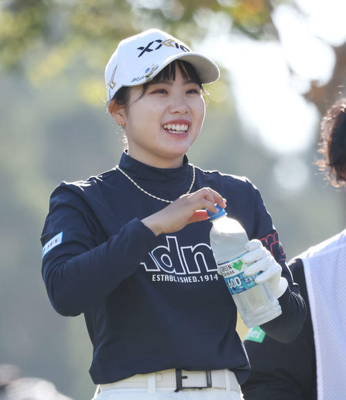 笑顔を見せる尾関（撮影・宮地輝）