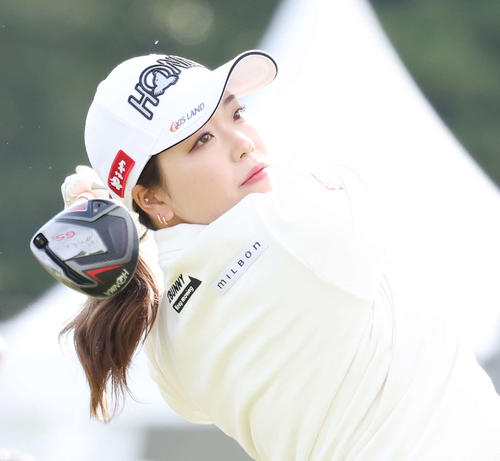 10番、ティーショットを放つ後藤（撮影・宮地輝）