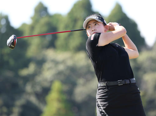 9番、ティーショットを放つ岩井千（撮影・宮地輝）