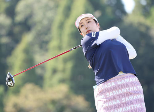 9番、ティーショットを放つ阿部（撮影・宮地輝）