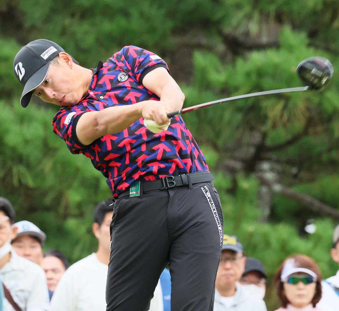 7番、平本はティーショットを放つ（撮影・上山淳一）