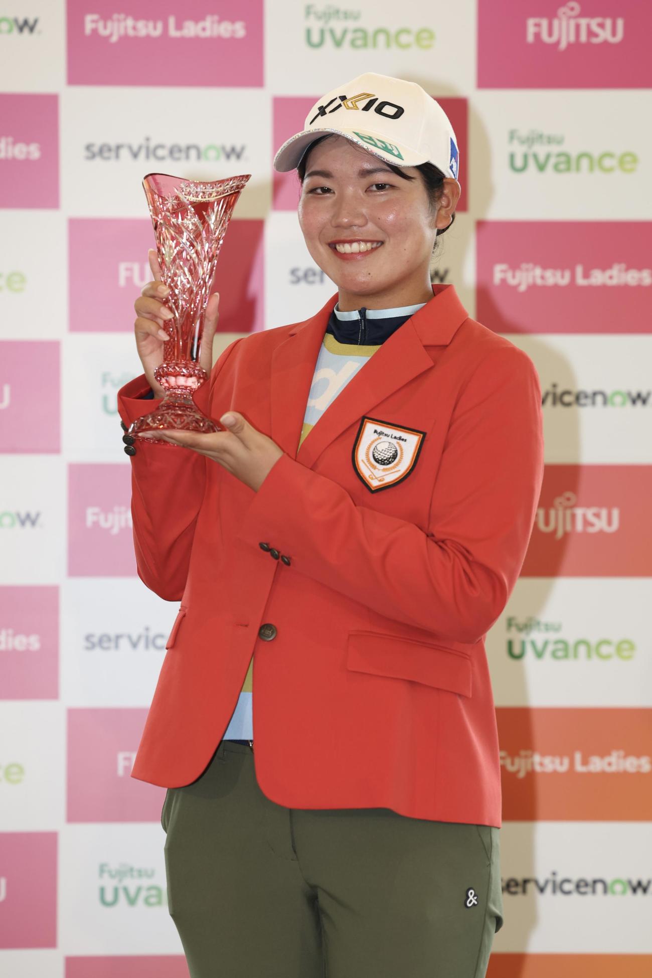 優勝トロフィーを手に笑顔の桜井心那（撮影・宮地輝）