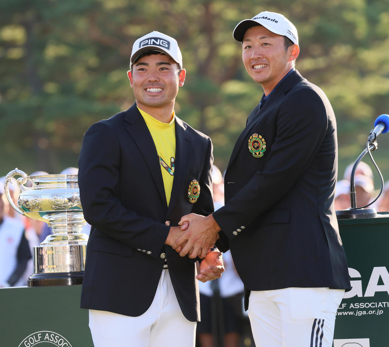 日本オープンゴルフ選手権を制した岩崎（右）は前年度優勝の蝉川と記念撮影する（撮影・上山淳一）