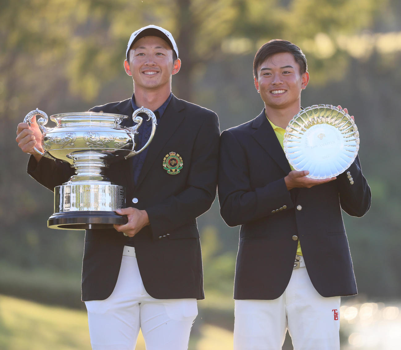日本オープンゴルフ選手権を制した岩崎（左）とローアマチュアの岡田（撮影・上山淳一）