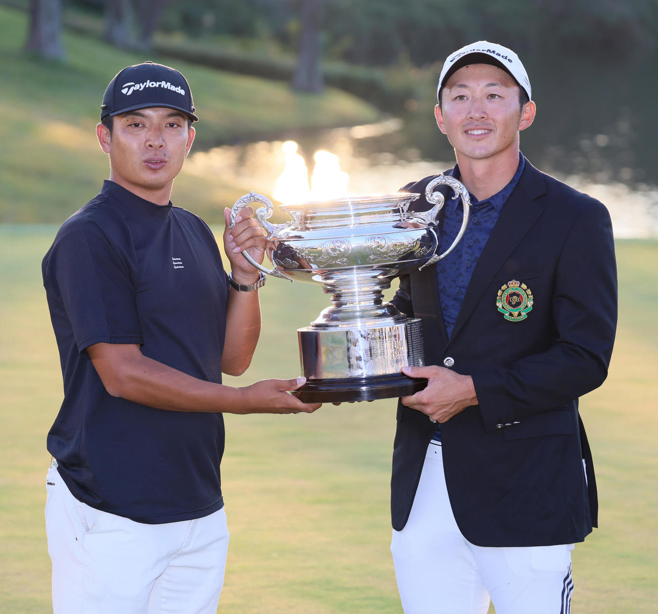 優勝カップを手に記念撮影する岩崎（右）と帯同キャディーの湯本（撮影・上山淳一）
