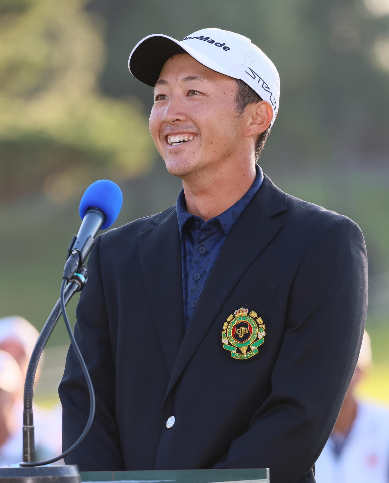 日本オープンゴルフ選手権を制し、スピーチする岩崎（撮影・上山淳一）