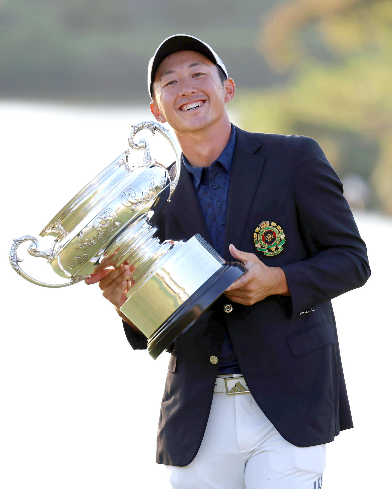 日本オープンゴルフ選手権を制した岩崎は優勝カップを手に笑顔を見せる（撮影・上山淳一）