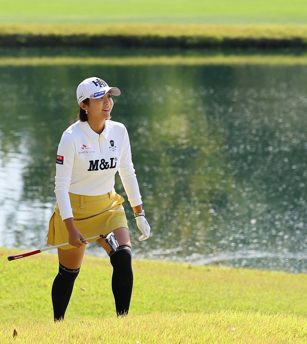笑顔を見せながら9番グリーンへ向かうイ・ボミ（撮影・上田博志）