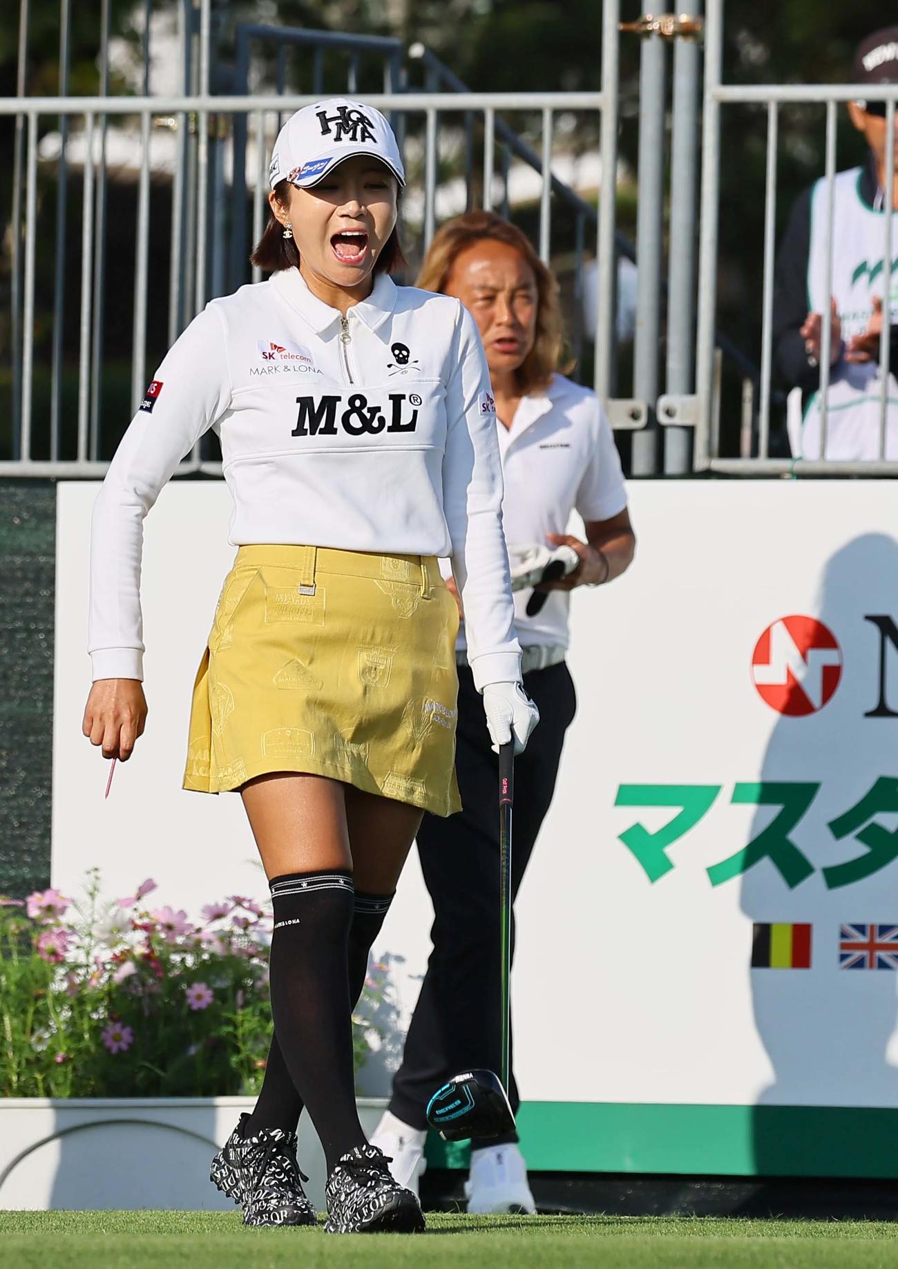 笑顔を見せながらティーショットに向かうイ・ボミ（撮影・上田博志）