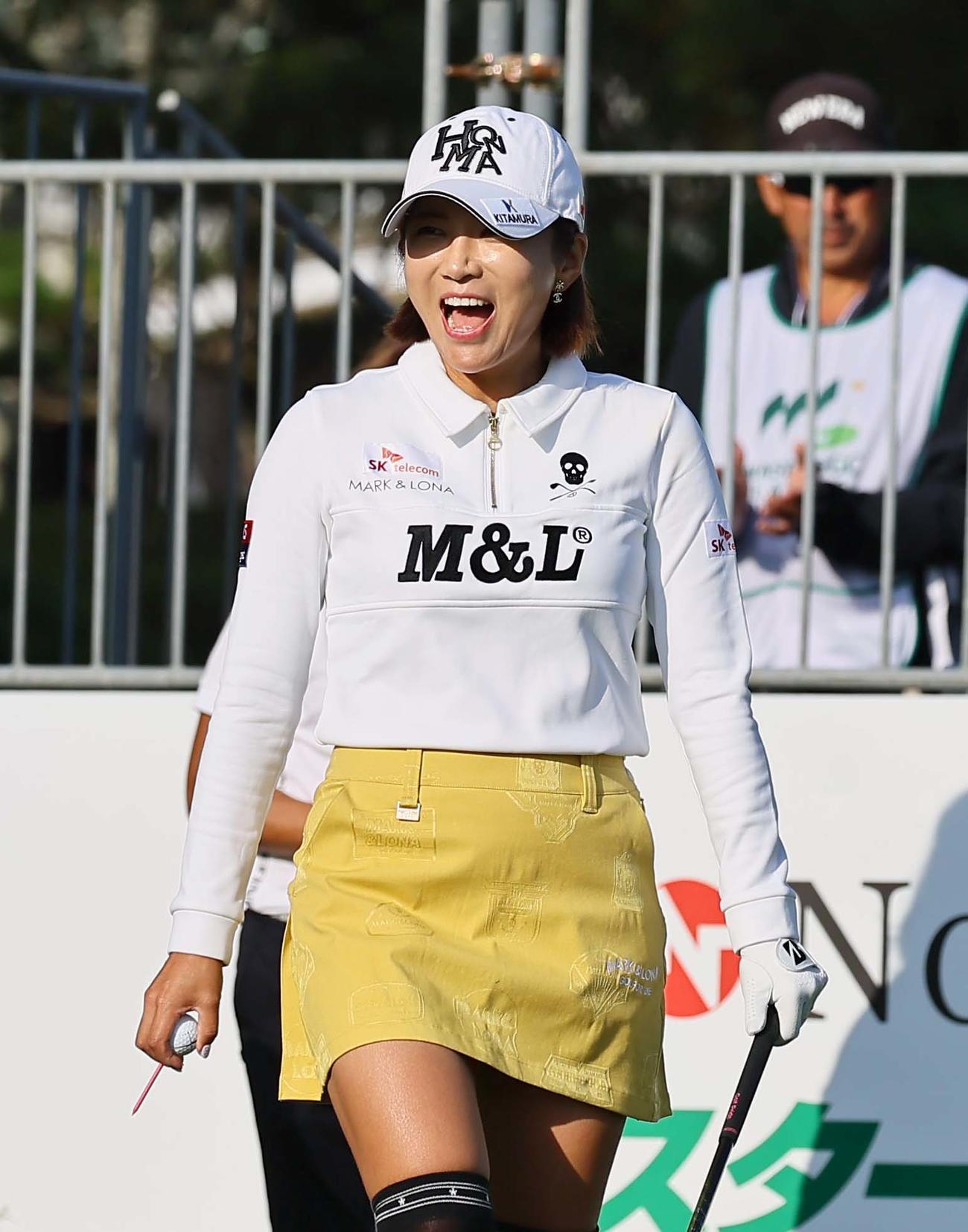 笑顔を見せながらティーショットに向かうイ・ボミ（撮影・上田博志）
