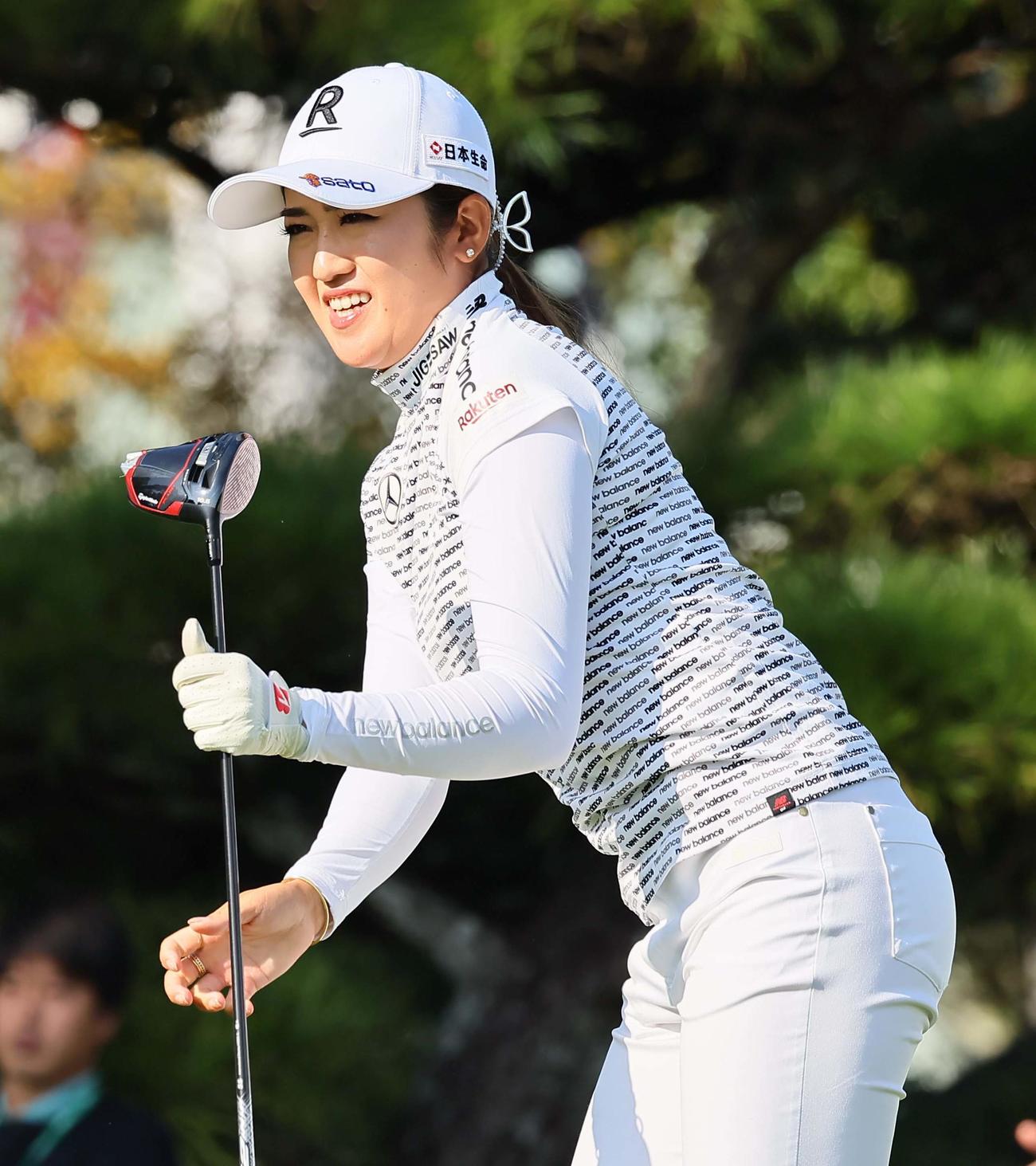 1番、ティーショットを放ち笑顔を見せる稲見萌寧（撮影・上田博志）