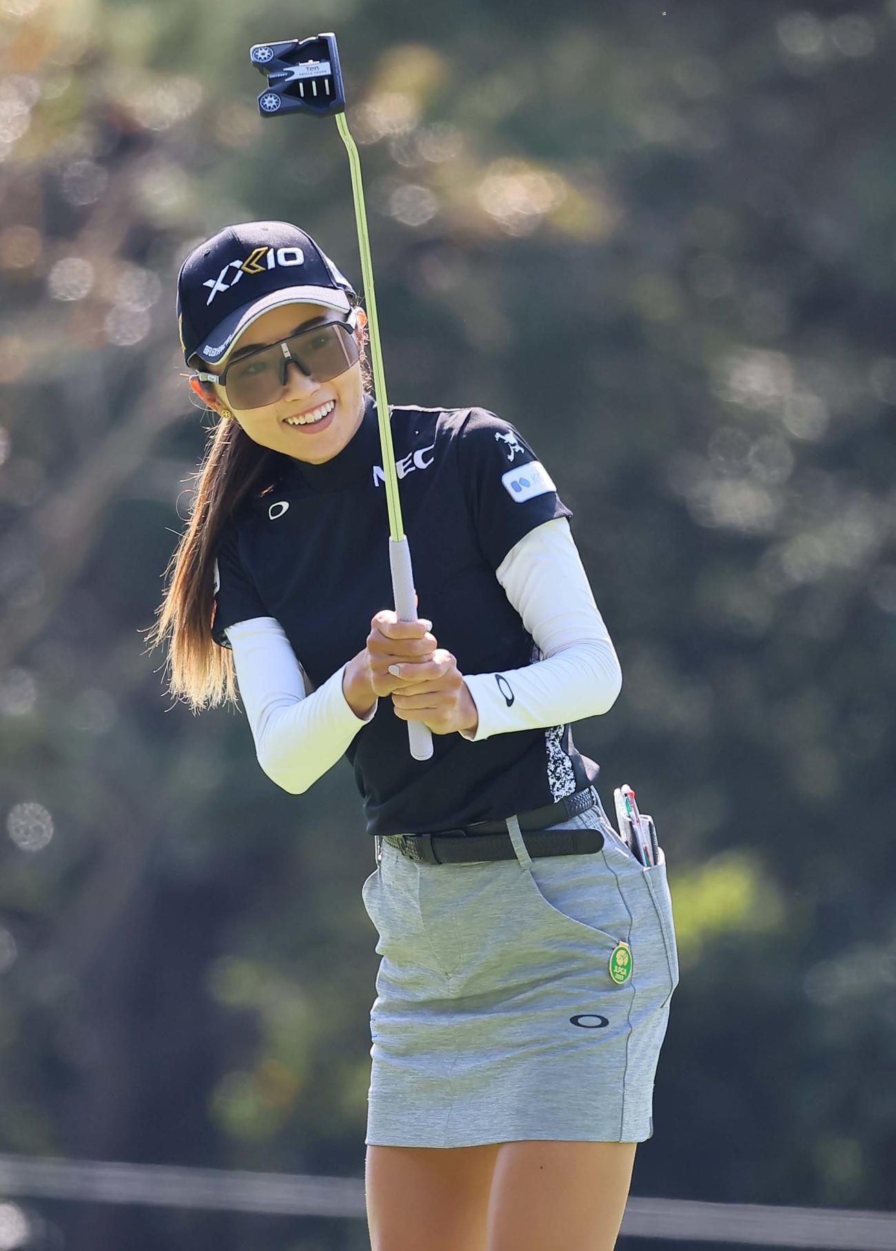 プロアマ戦を笑顔でラウンドする安田祐香（撮影・上田博志）
