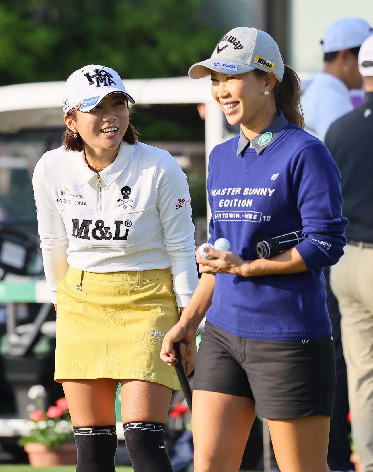 パッティング練習場で上田（右）と談笑するイ・ボミ（撮影・上田博志）