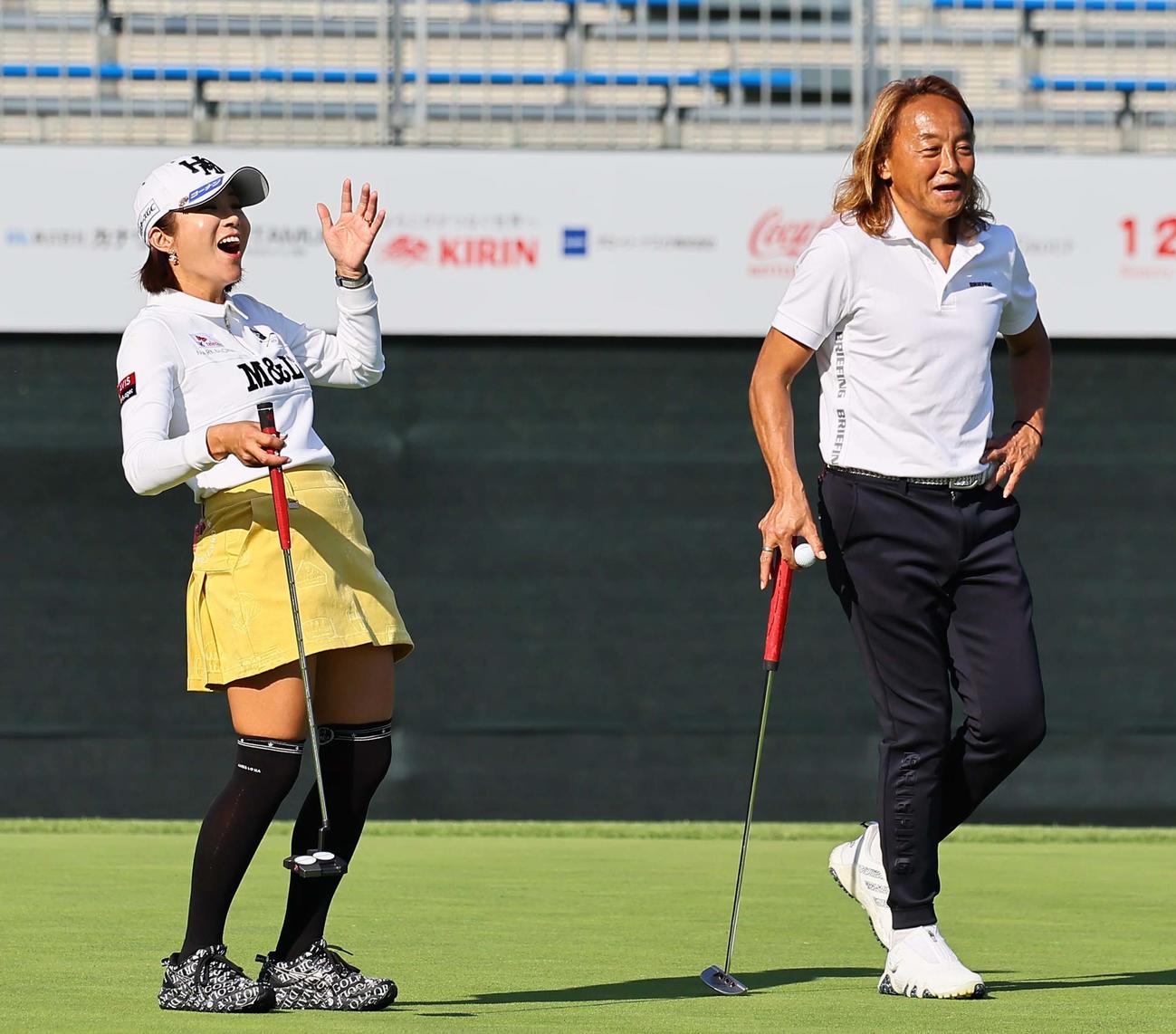プロアマ戦　北沢氏（右）らと笑顔でラウンドするイ・ボミ（撮影・上田博志）