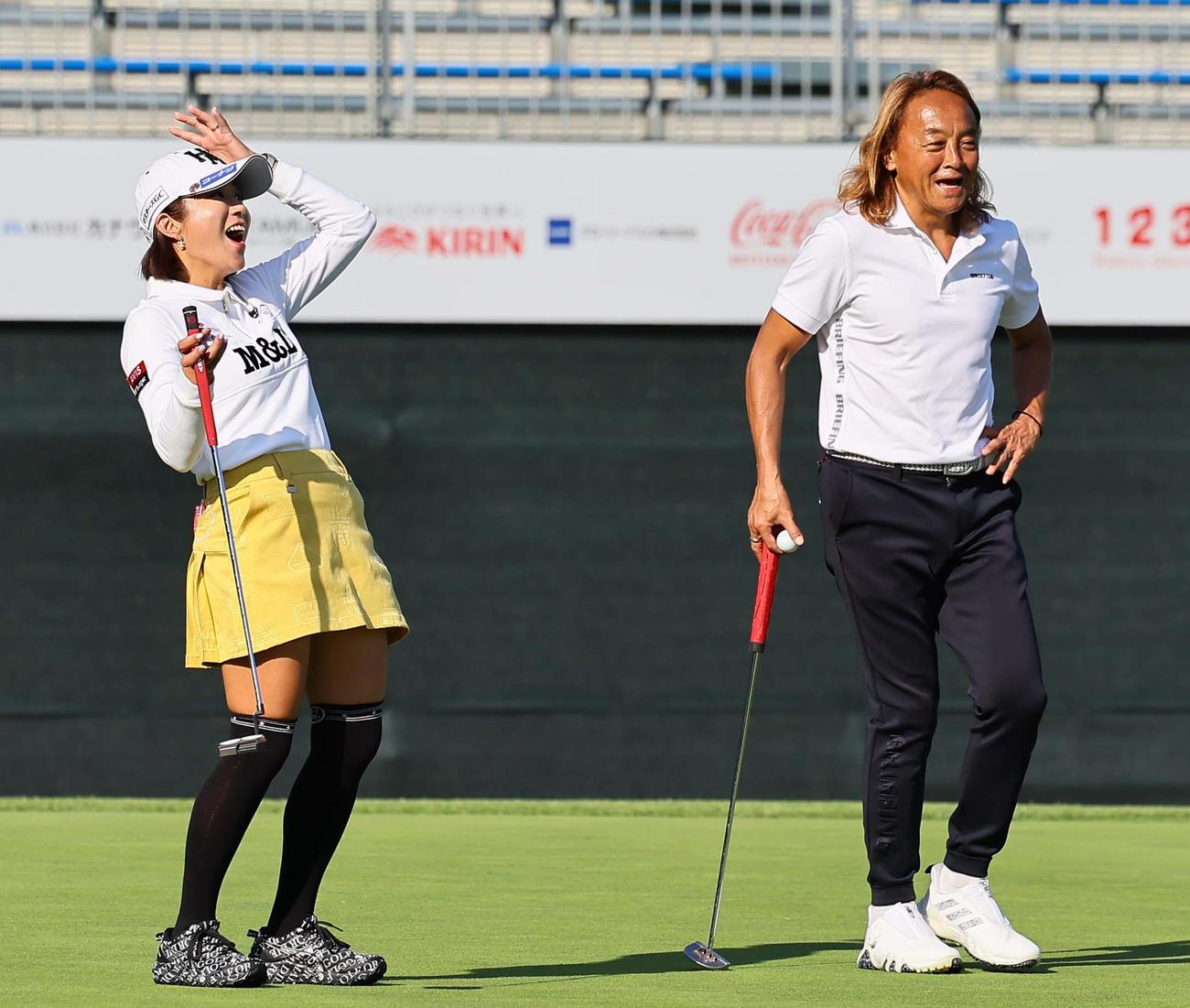 プロアマ戦　北沢氏（右）らと笑顔でラウンドするイ・ボミ（撮影・上田博志）