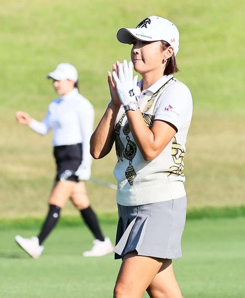 10番、小祝（左）のナイスショットに拍手を送るイ・ボミ（撮影・上田博志）