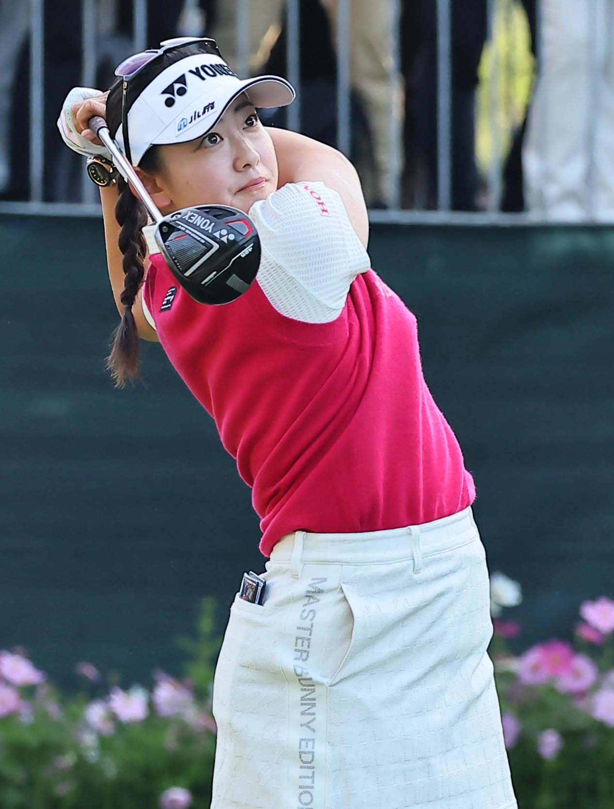 10番、ティーショットを放つ岩井千（撮影・上田博志）