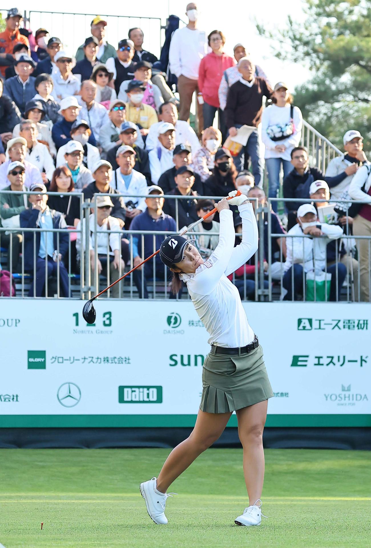 10番、ティーショットを放つ渡辺（撮影・上田博志）