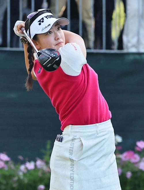 10番、ティーショットを放つ岩井千（撮影・上田博志）
