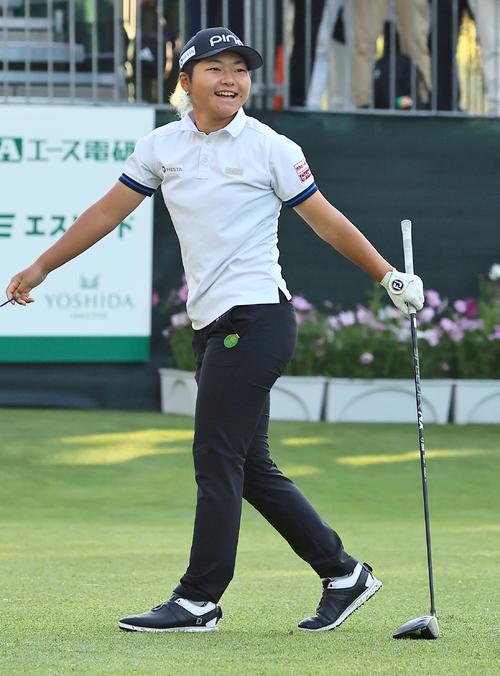 10番、ティーショットを放ち笑顔を見せる宮沢（撮影・上田博志）