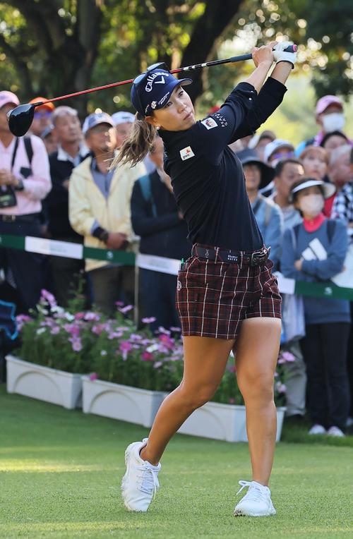 10番、ティーショットを放つ上田（撮影・上田博志）