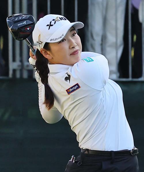 10番、ティーショットを放つ小祝（撮影・上田博志）