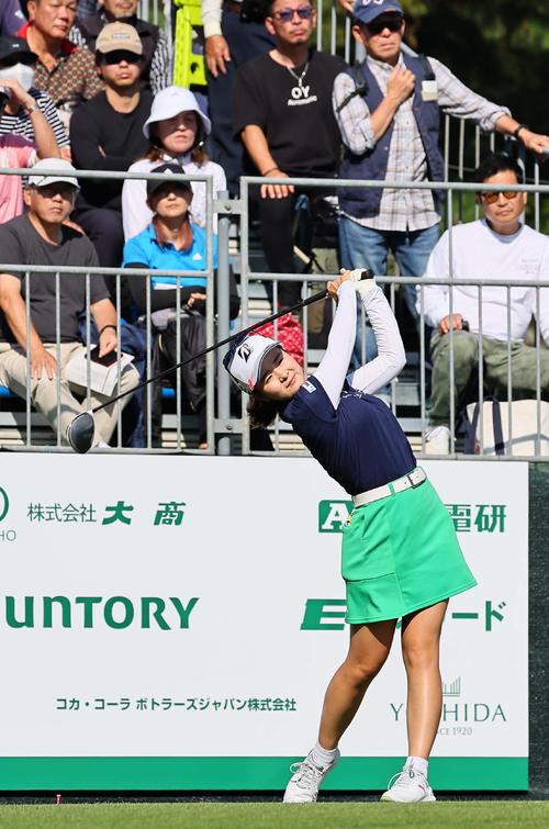 1番、ティーショットを放つ川崎（撮影・上田博志）