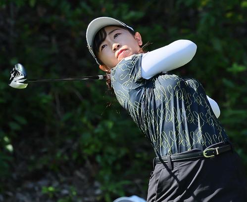 2番、ティーショットを放つ菅沼（撮影・上田博志）
