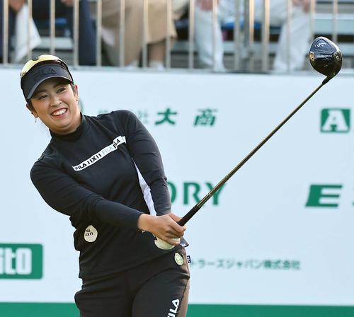 ティーイングエリアで笑顔を見せる天本（撮影・上田博志）