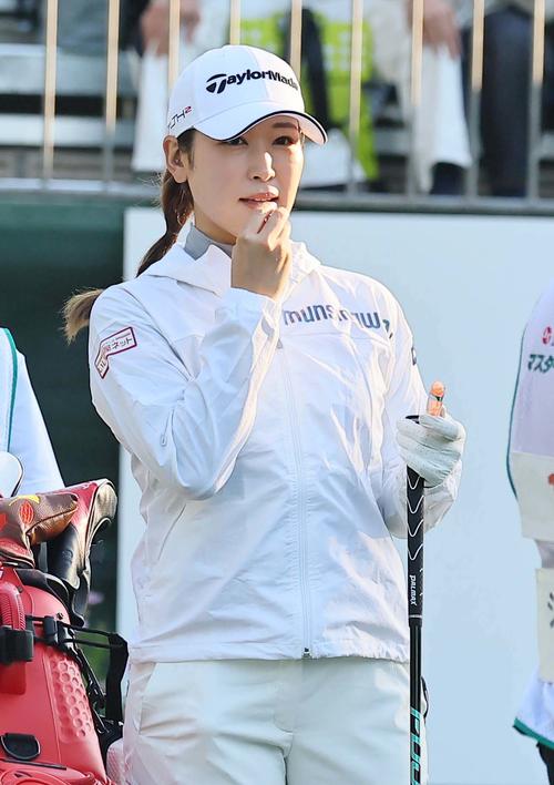 ティーイングエリアでリップを塗る田村（撮影・上田博志）