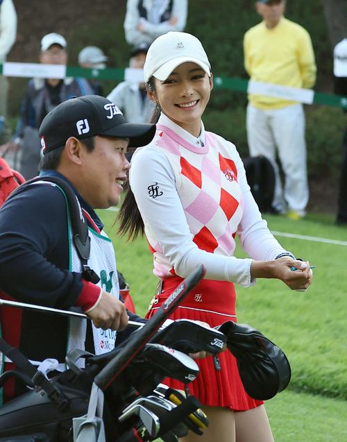 ティーショットを放ったジョン・ジユは笑顔を見せながらセカンド地点へ向かう（撮影・上田博志）