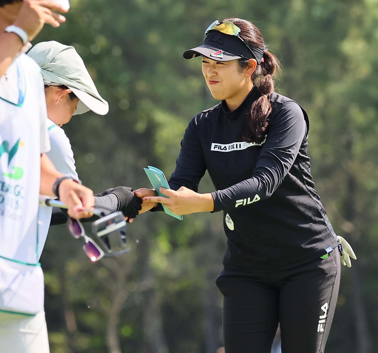 4アンダー2位タイでホールアウトした天本（撮影・上田博志）