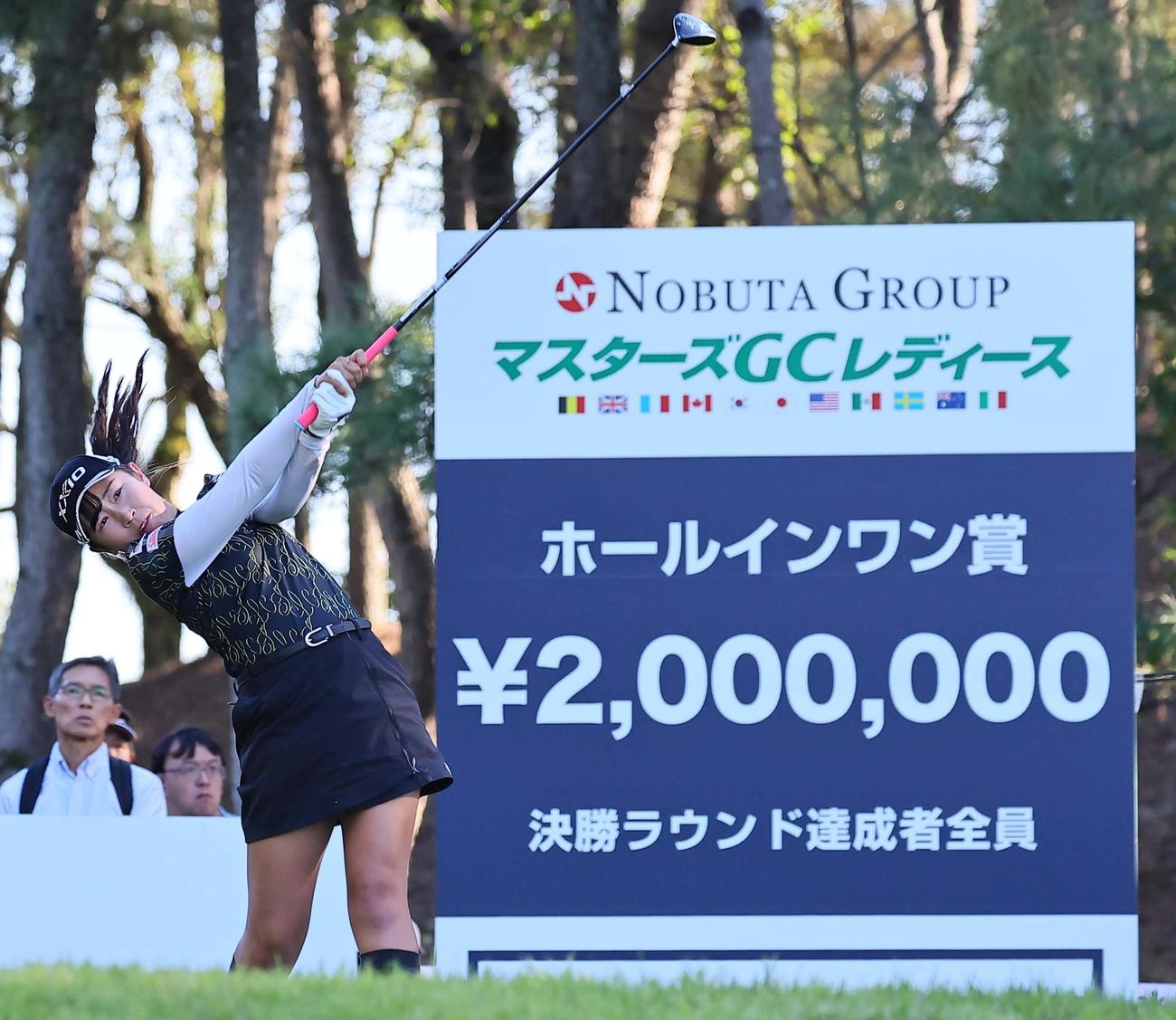 17番、ティーショットを放つ菅沼（撮影・上田博志）