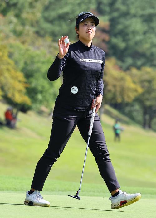 4アンダー2位タイでホールアウトした天本（撮影・上田博志）