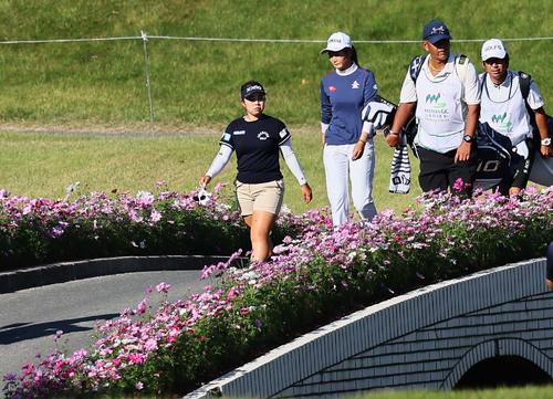 16番、橋を渡ってセカンド地点へ向かう山下（左）と神谷（撮影・上田博志）