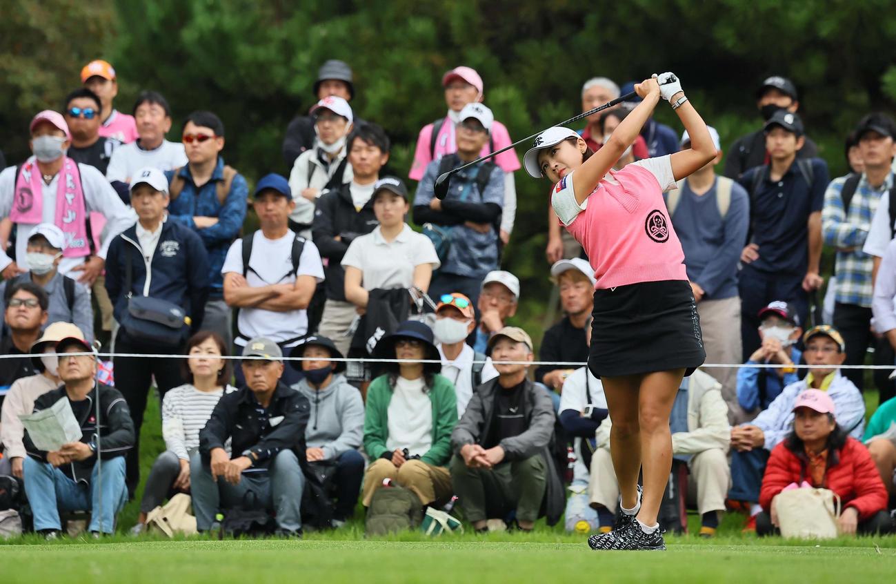 4番、ティーショットを放つイ・ボミ（撮影・上田博志）