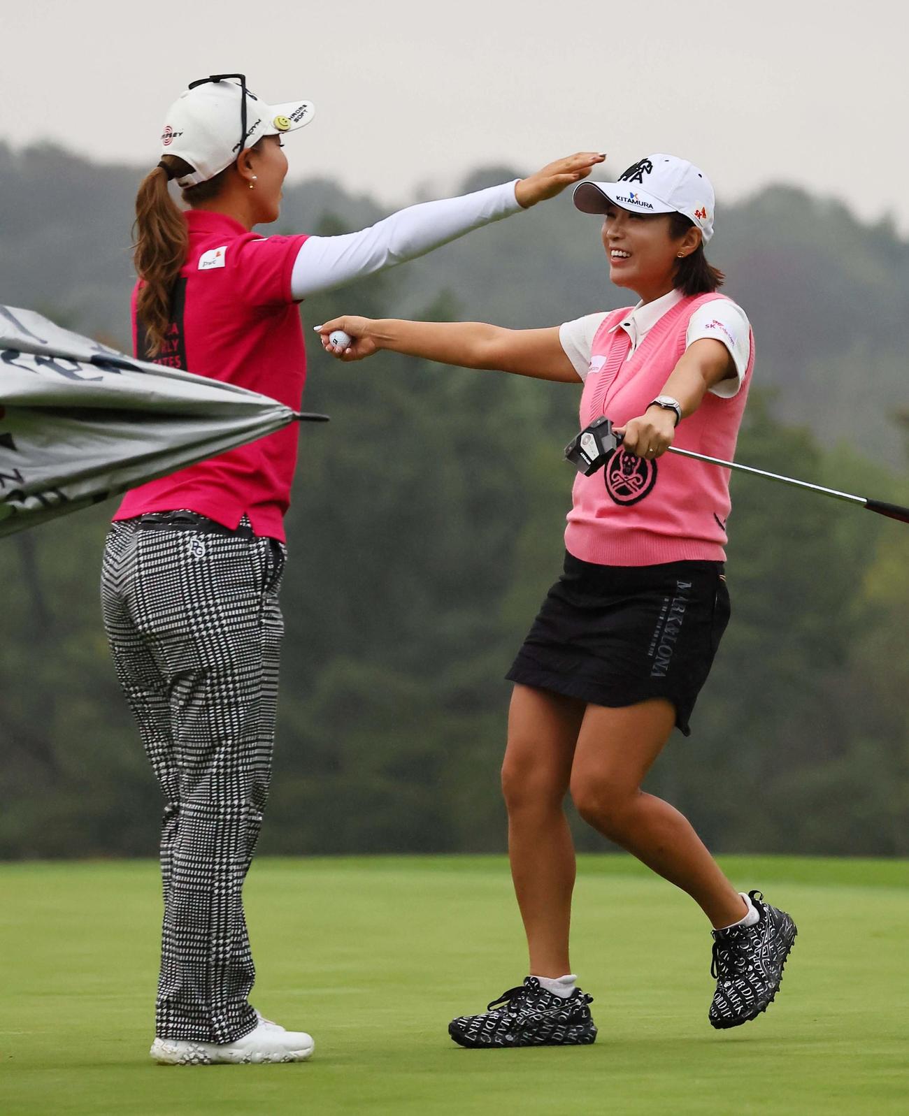 日本ツアー最終戦をホールアウトしたイ・ボミ（右）は上田と抱き合い笑顔を見せる（撮影・上田博志）