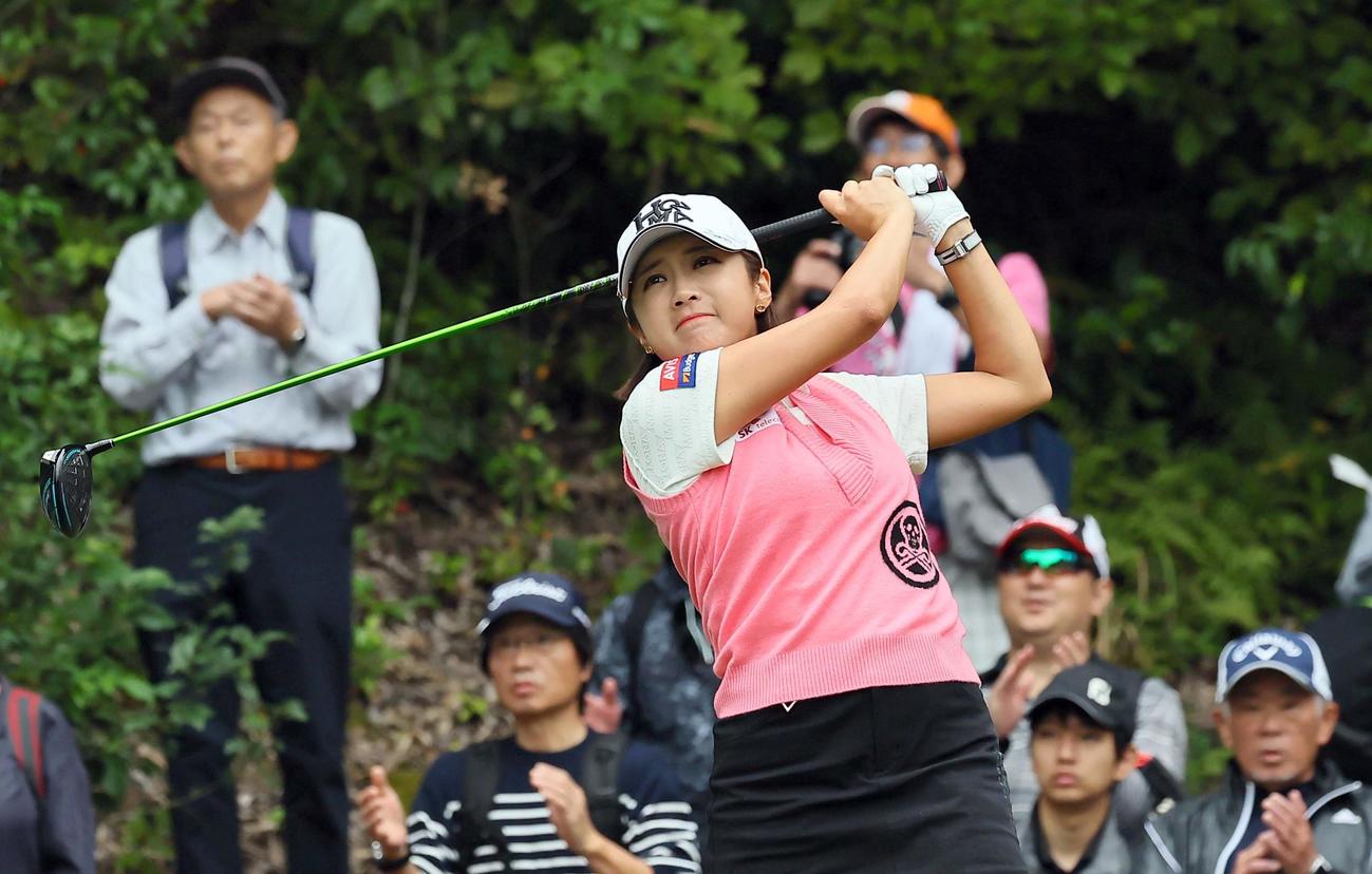 2番、ティーショットを放つイ・ボミ（撮影・上田博志）