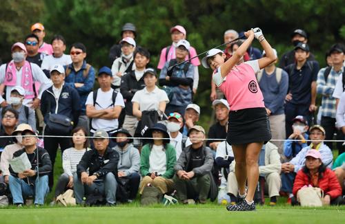 4番、ティーショットを放つイ・ボミ（撮影・上田博志）